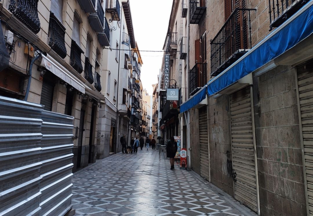 Calle Maestra en las inmediaciones de la Catedral, una de las vías que llevan a los Baños Árabes.