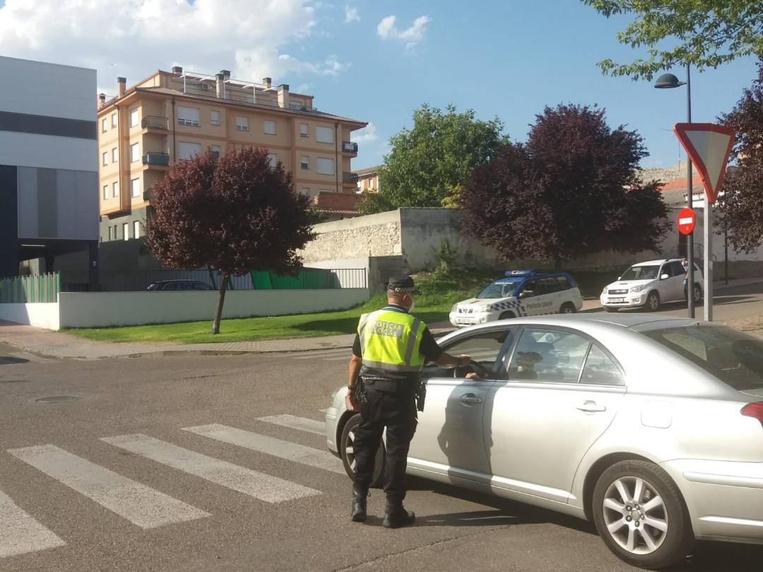 Varios agentes controlan la procedencia de los vehículos que en la tarde de ayer llegaban a un supermercado de Cuéllar