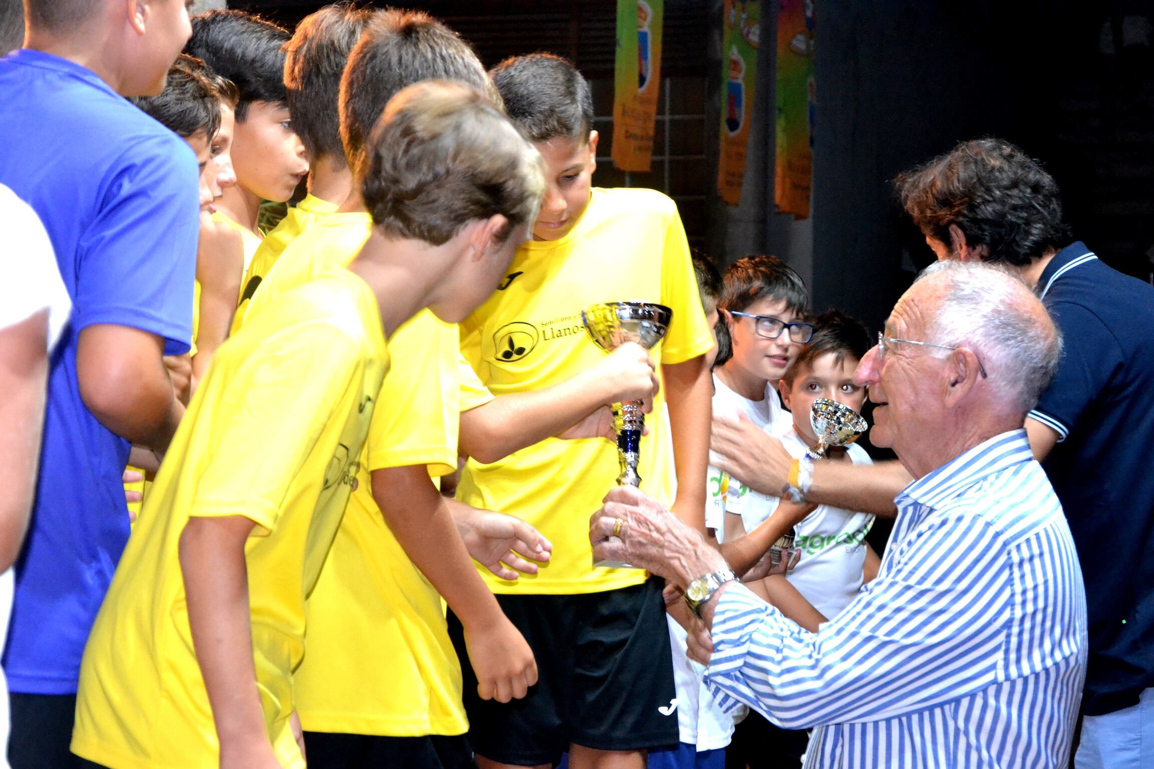 Gabriel Amat entregando las medallas.