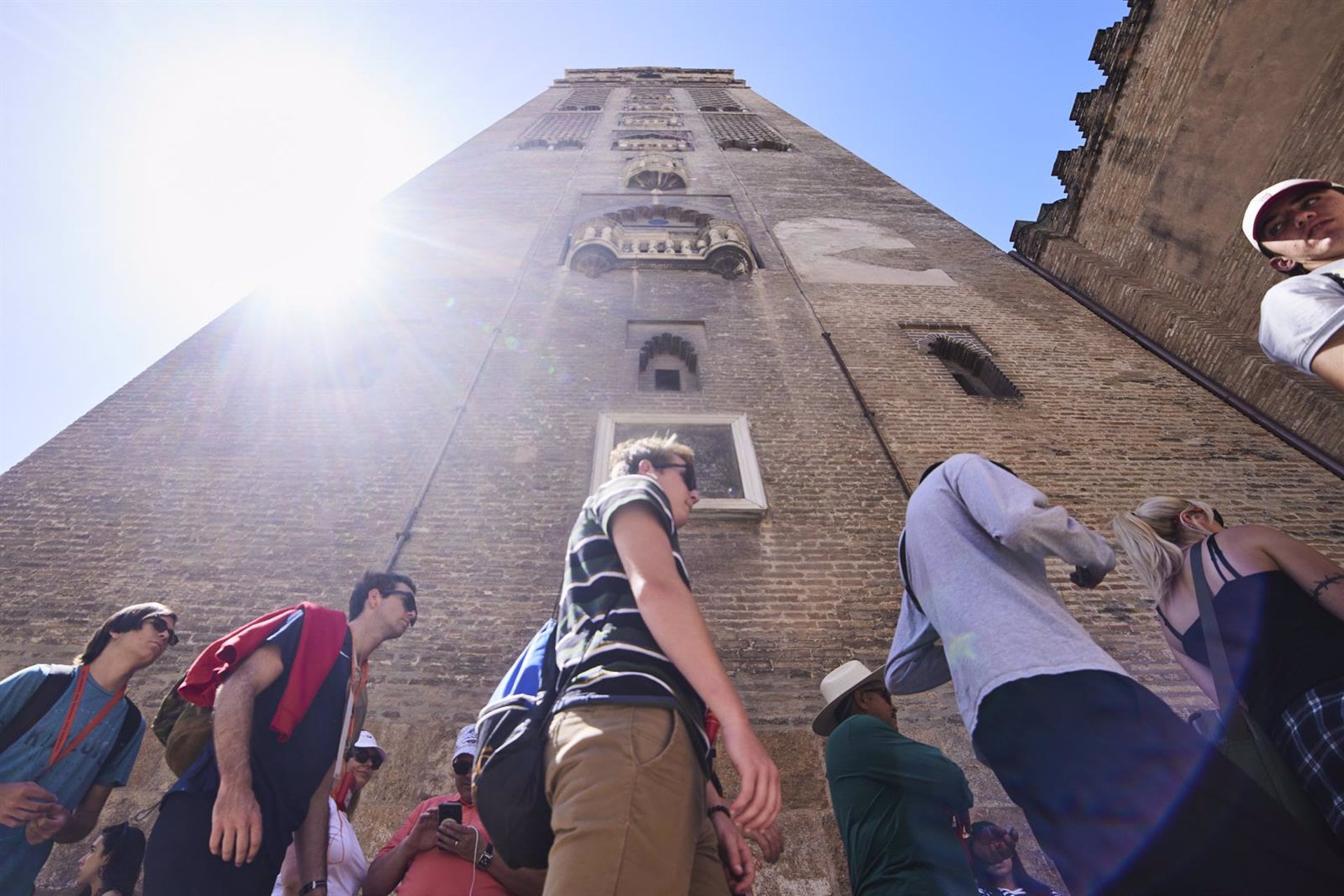 Los turistas hacen cola bajo la Giralda para entrar a la visita de la Catedral de Sevilla/Joaquín Corchero