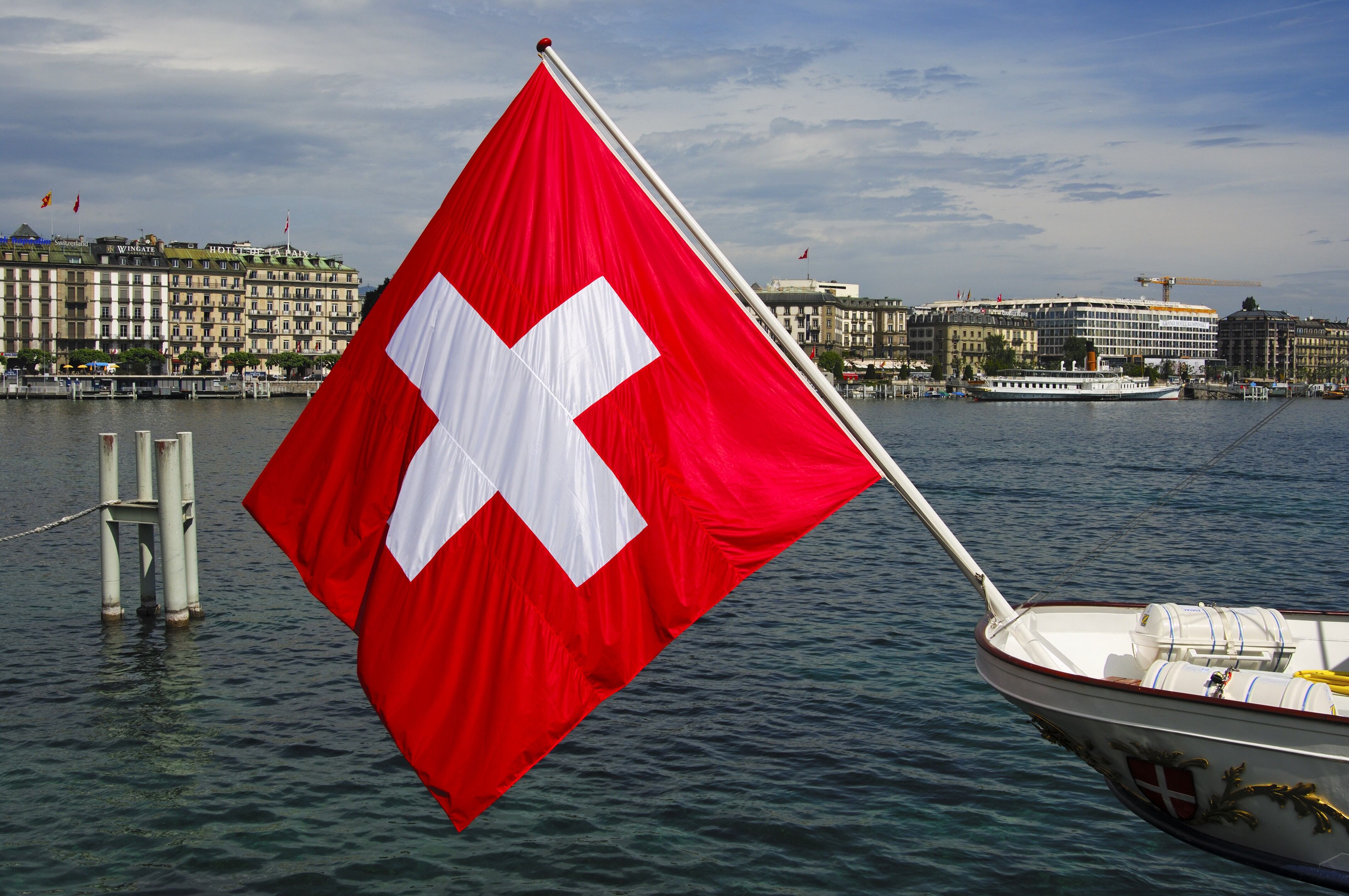 La bandera de Suiza junto al lago Lemán, en Ginebra