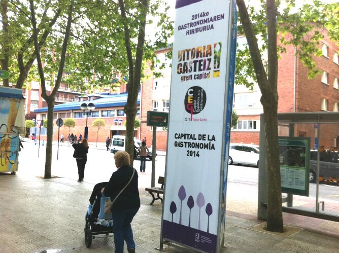 Cartel de la Capital Gastronómica en el centro de Vitoria
