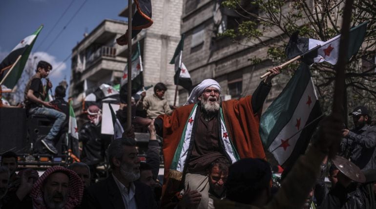 Cientos de personas se manifiestan en contra del gobierno de Bachar Al Asad y de la guerra desatada en el país, con motivo del quinto aniversario del comienzo del conflicto en las calles de la ciudad de Saqba