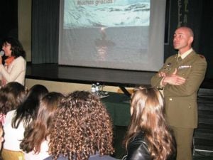 El componente de la base del Ejército en isla Decepción, David Salvador, en el colegio Espítiu Santo