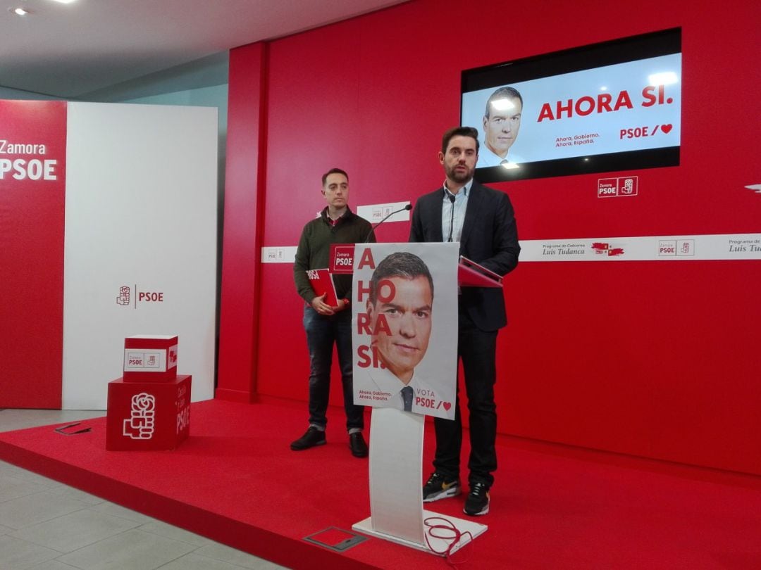 El Secretario Provincial del PSOE, Antidio Fagúndez, y el alcalde de Benavente, Luciano Huerga, ante el consejo de alcaldes socialistas.