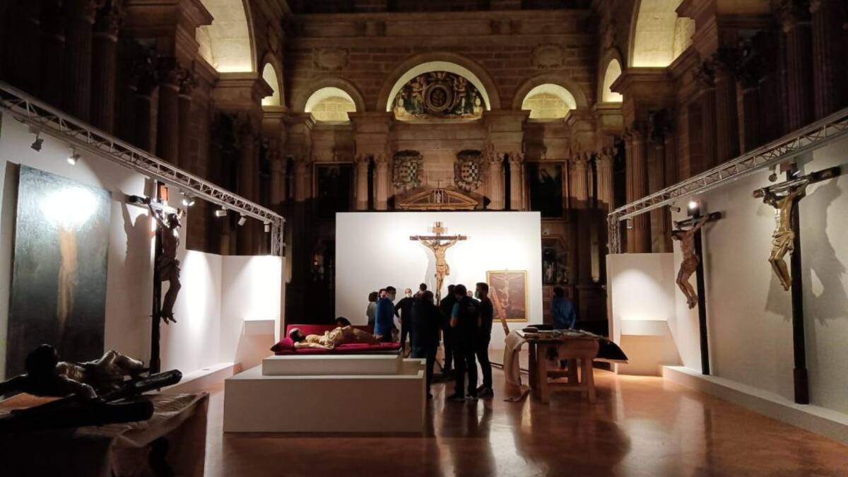 Luis Jesús García - Lomas Pousibet, gerente Fundación Caja Rural de Jaén: "Hemos hecho una visión de la evolución de la iconografía del crucificado en la provincia de Jaén"