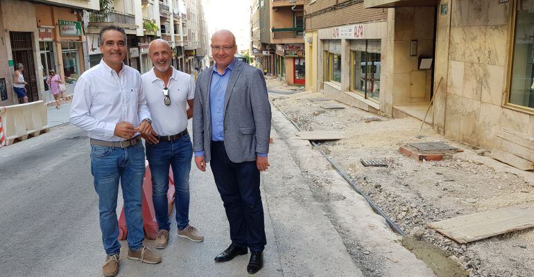 El alcalde de Jaén visita las obras de la calle Doctor Arroyo.