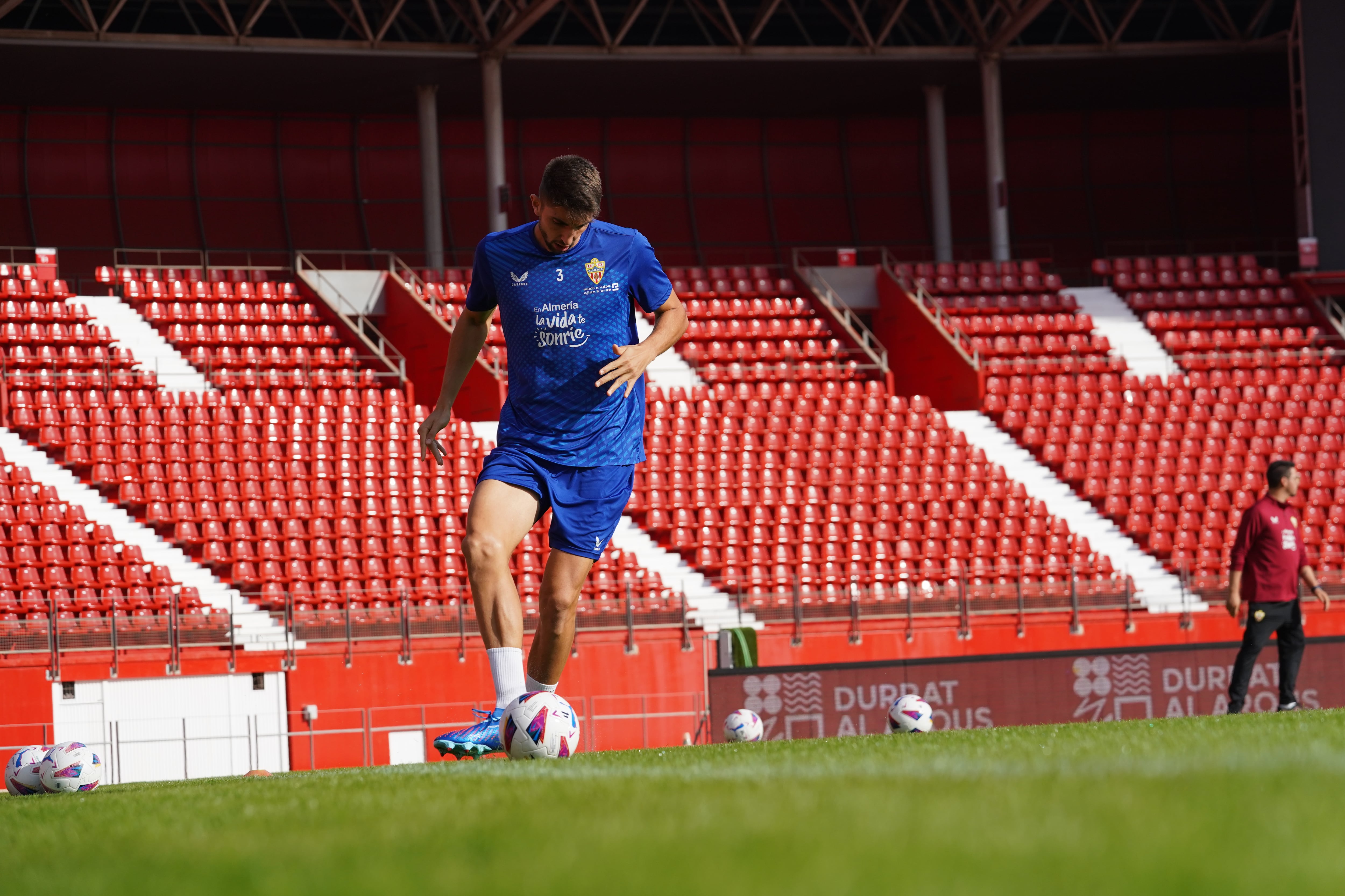 Édgar González (26 años), da un paso adelante para salvar al equipo rojiblanco.