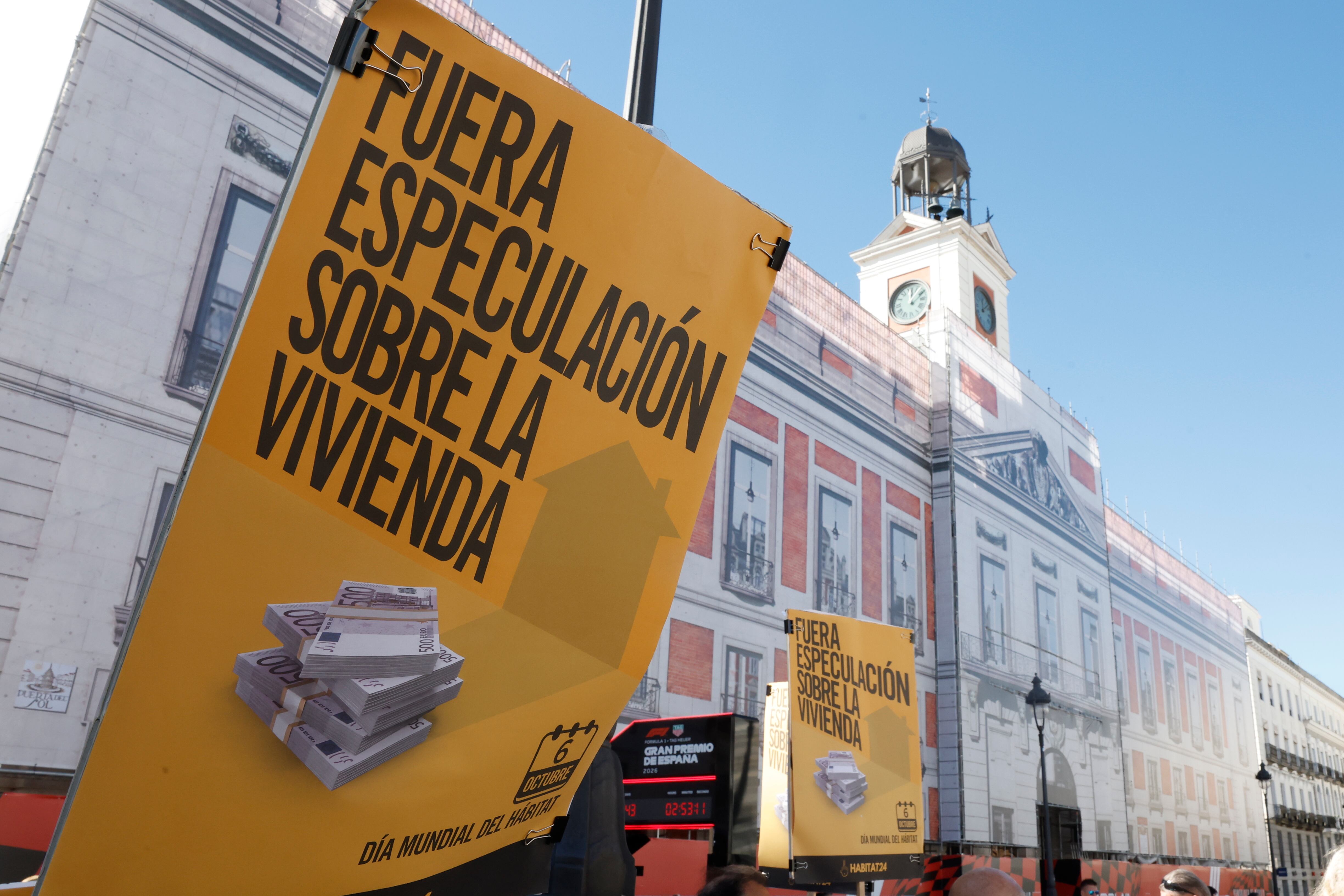 MADRID, 05/10/2025.- Acto/performance 'Fuera Especulación de la Vivienda' organizado por Amnistía Internacional Madrid, este domingo en la capital. EFE/J.J. Guillén