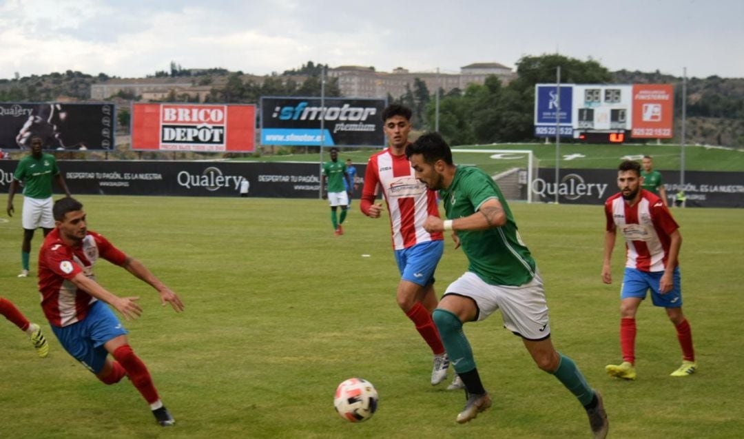 Rodri conduce el balón rodeado de jugadores del Torrijos 