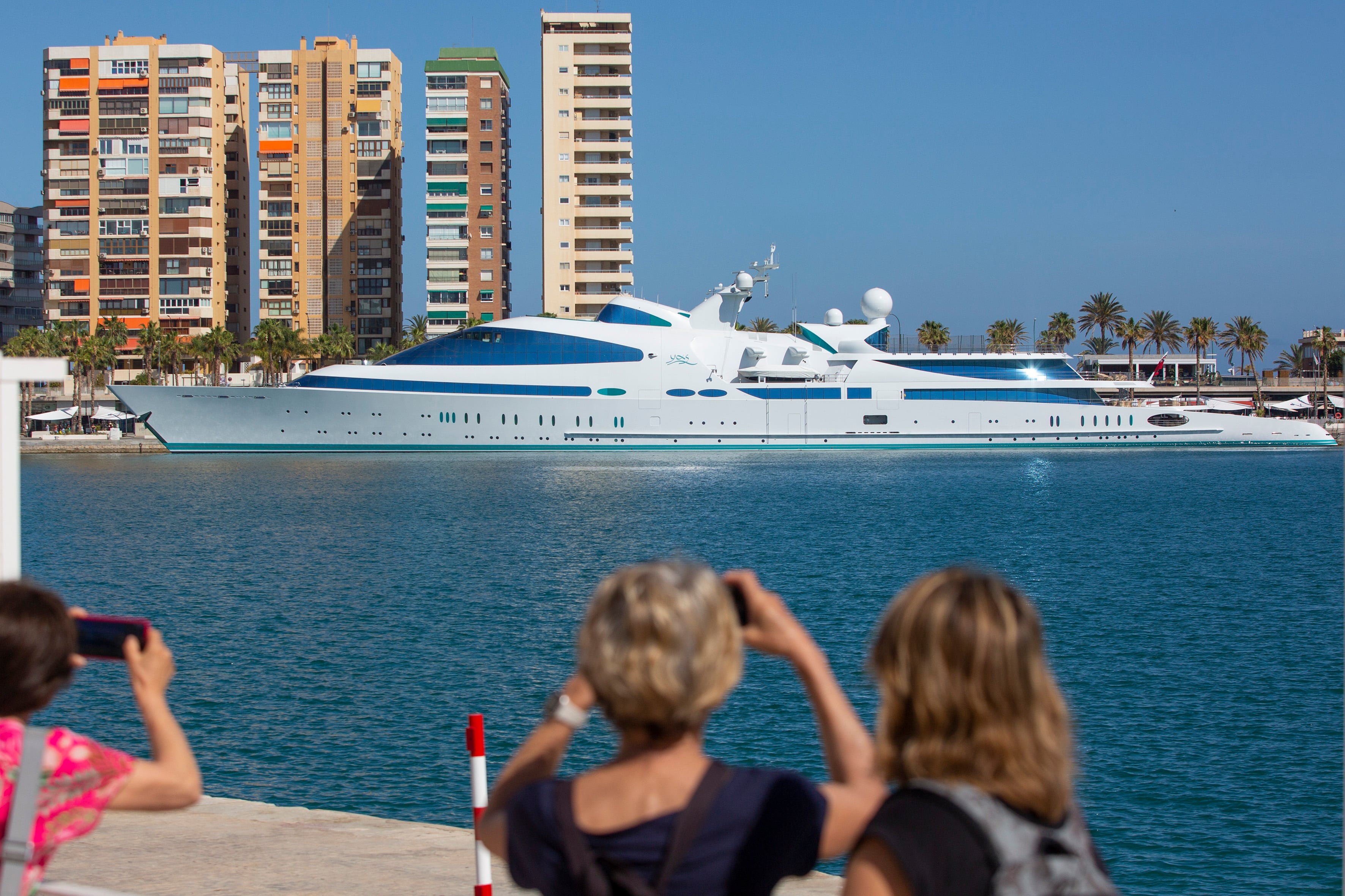 MÁLAGA, 11/05/2023.- El Puerto de Málaga ha recibido este jueves al yate Yas, uno de los más grandes y exclusivos del mundo, propiedad de Hamdan Bin Mohammed bin Rashid Al Maktoum, príncipe heredero de Dubái. Se estima que su precio ronda los 160 millones de euros, por lo que es también uno de los yates más caros del mundo. De estilo sofisticado y con unas características cristaleras azul celeste, cuenta con un helipuerto, piscinas, un spa y bar, entre otras lujosas estancias. EFE/ Daniel Pérez
