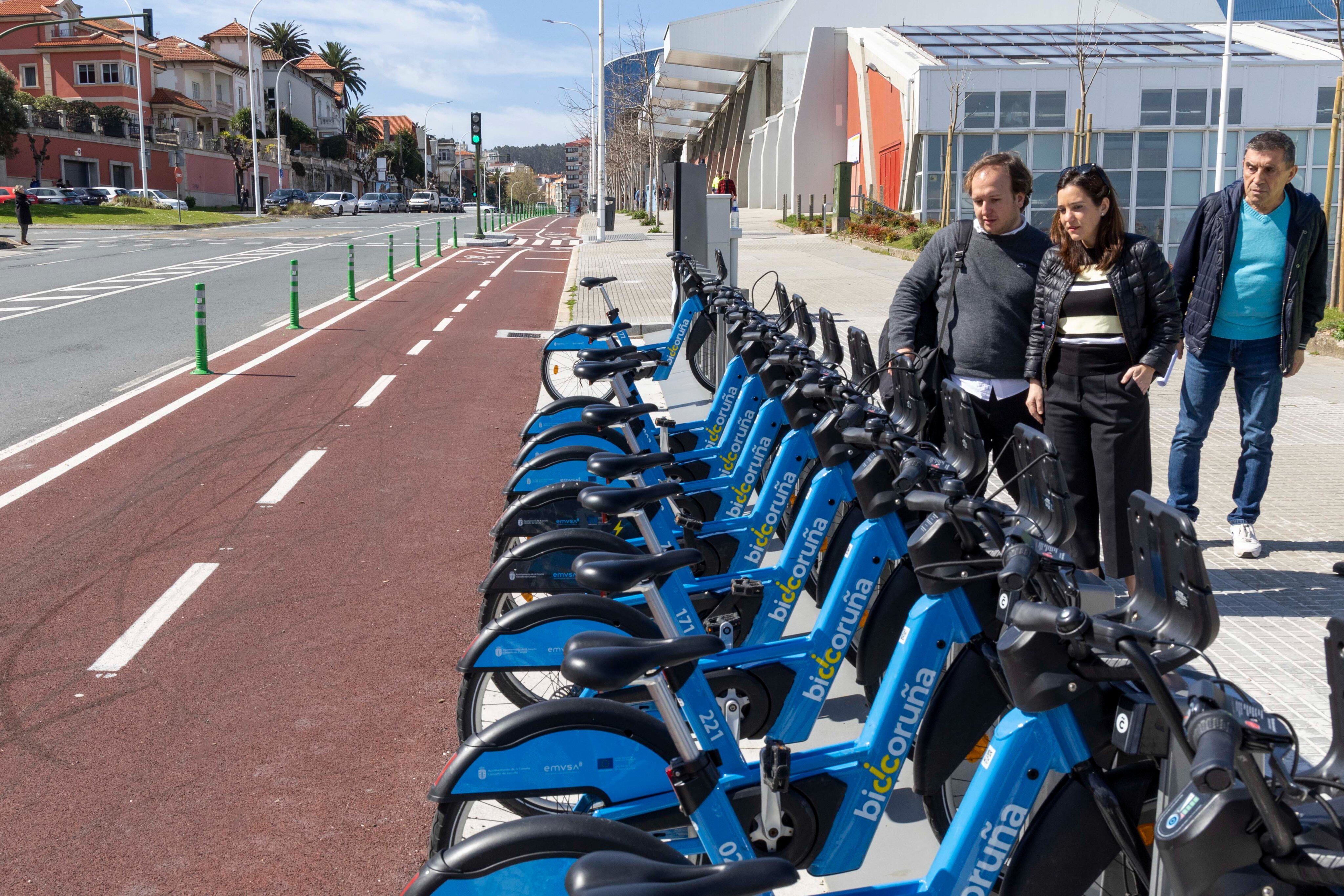 Fran Díaz Gallego e Inés Rey en la estación de BiciCoruña en la avenida de La Habana