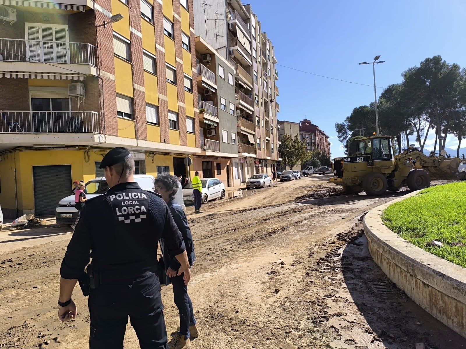 Agentes de la Policía Local en los pueblos afectados por la DANA en Valencia