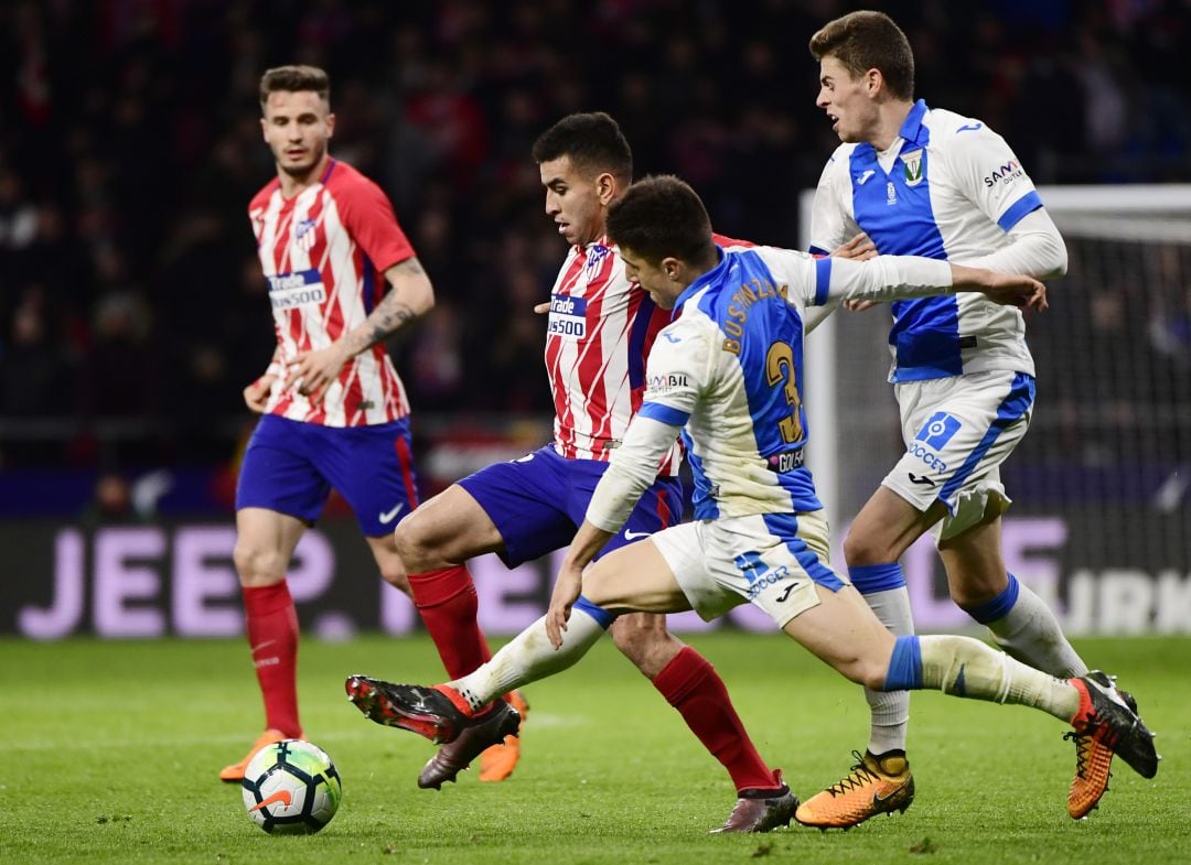 El pepinero Bustinza (d) intenta arrebatar a Correa durante el encuentro de la pasada temporada en el Wanda Metropolitano.