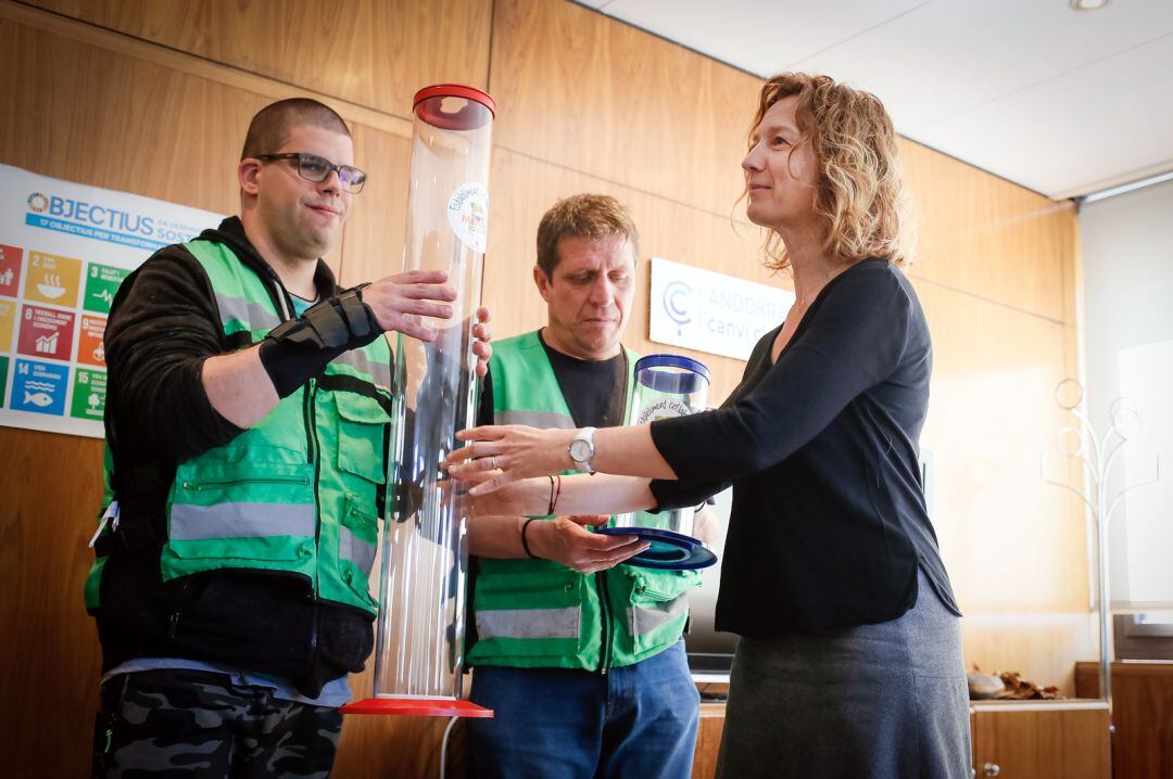 La ministra de Medi Ambient en funcions, Sílvia Calvó, lliura Agentas els nous contenidors de piles usades.