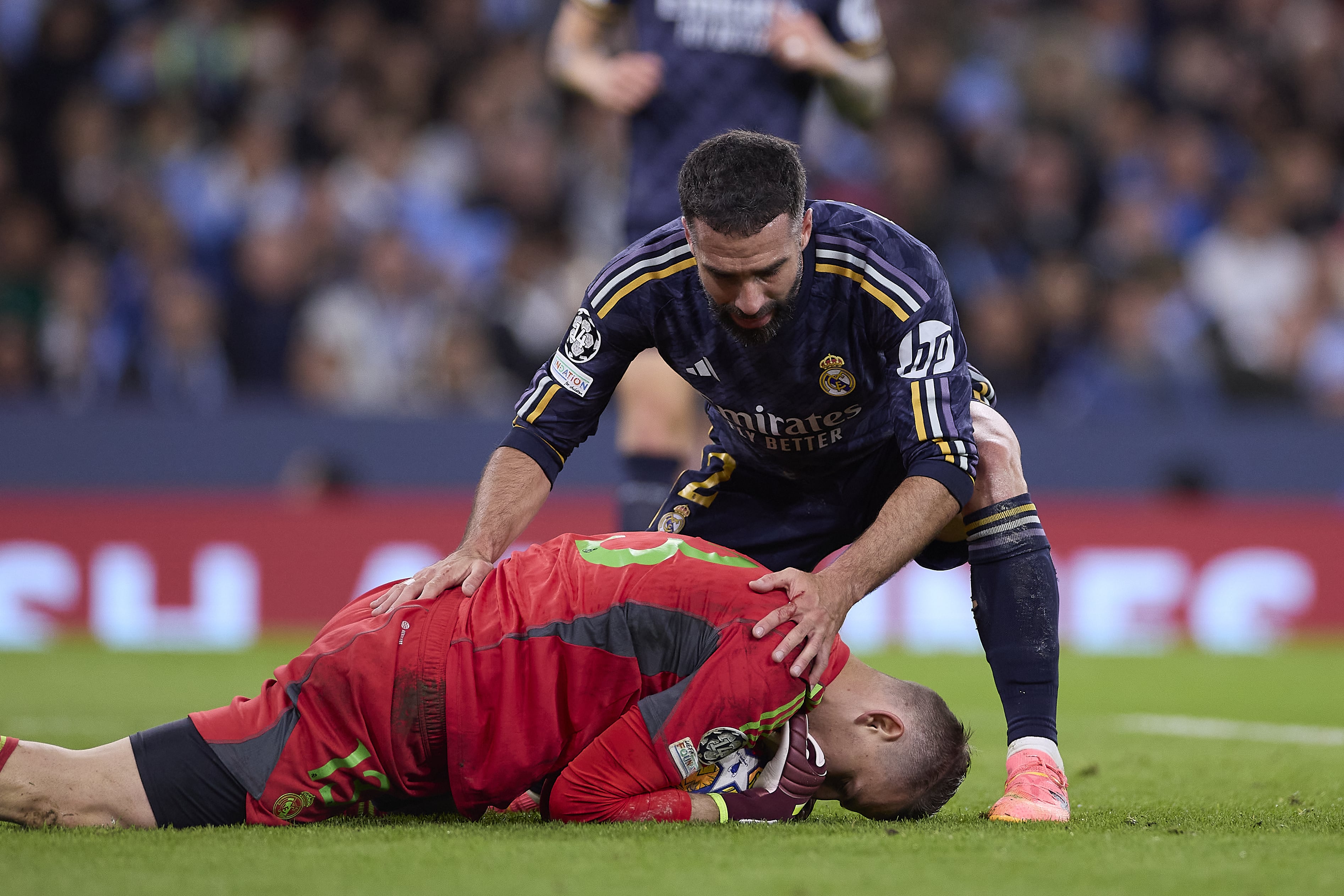 Andriy Lunin atrapa un balón escudado por Dani Carvajal