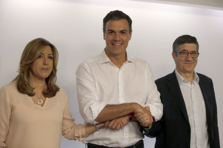 El ganador de las primarias, Pedro Sánchez, posa en Ferraz junto a los otros dos candidatos, Susana Diaz y Patxi López.