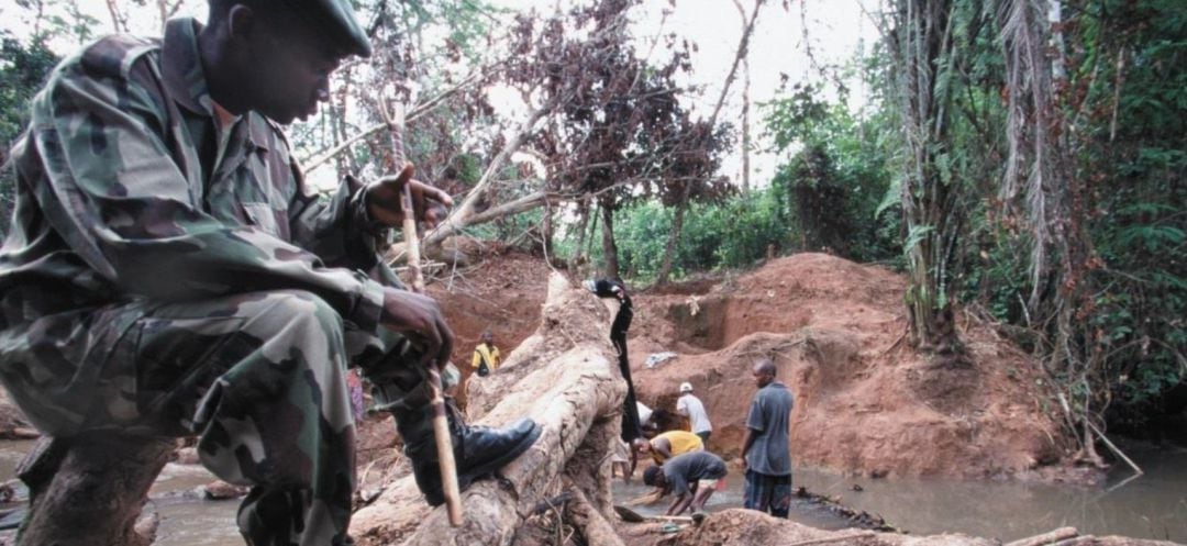 Entidades de Iglesia denuncian la &quot;historia de sangre&quot; que se esconde tras los teléfonos móviles 
 Extracción de coltán en el Congo
 