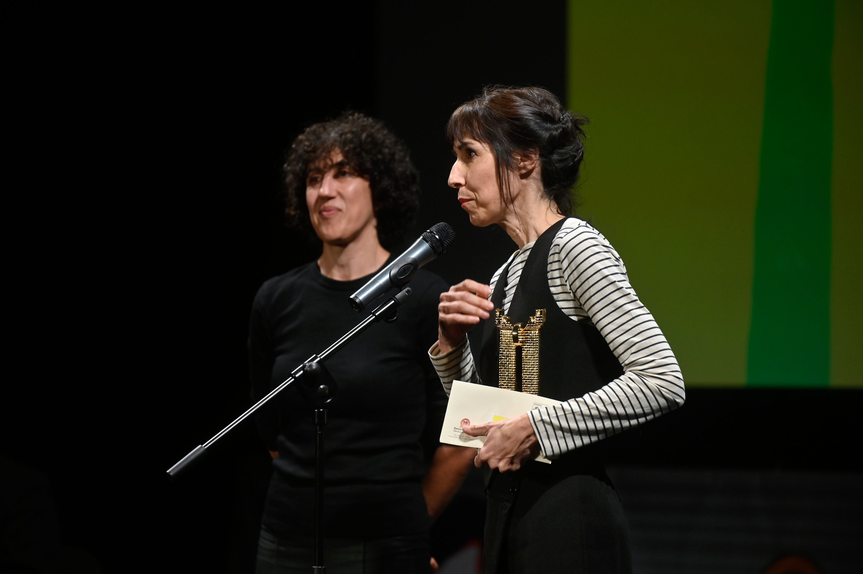 MEDINA DEL CAMPO (VALLADOLID), 02/03/2024.- Las realizadoras Eva Libertad y Nuria Muñoz tras recibir el Roel de Oro de la 37 SECIME por el cortometraje &quot;Mentiste Amanda&quot; . EFE / Inés Morencia.