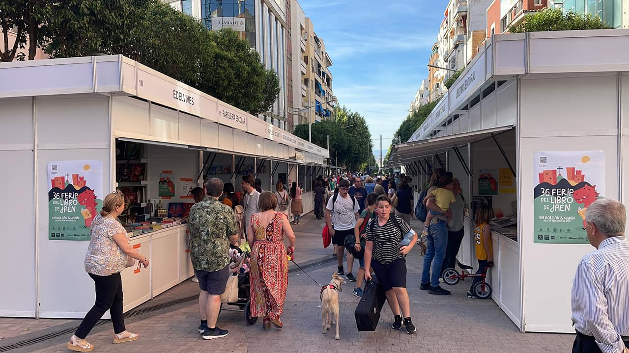 Asistentes a la 36 edición de la Feria del Libro de Jaén.