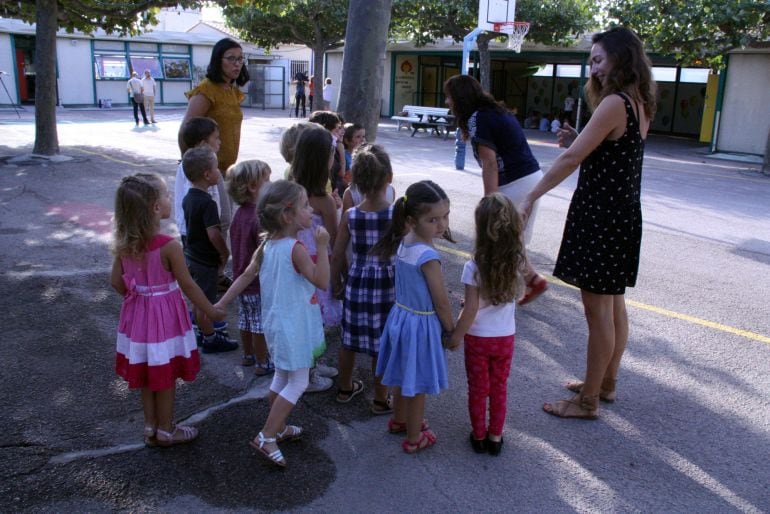 Patio del colegio La Bressola del Soler (Rosselló), el primer dia de classes del curso 2016-2017. 