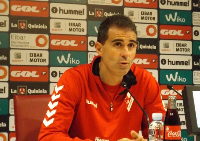 Garitano atiende a los medios de comunicación en la sala de prensa de Ipurua.