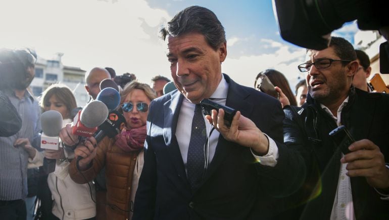 El expresidente de la Comunidad de Madrid, Ignacio González, es abordado por los periodistas a su llegada al Juzgado de Instrucción número 5 de Estepona 