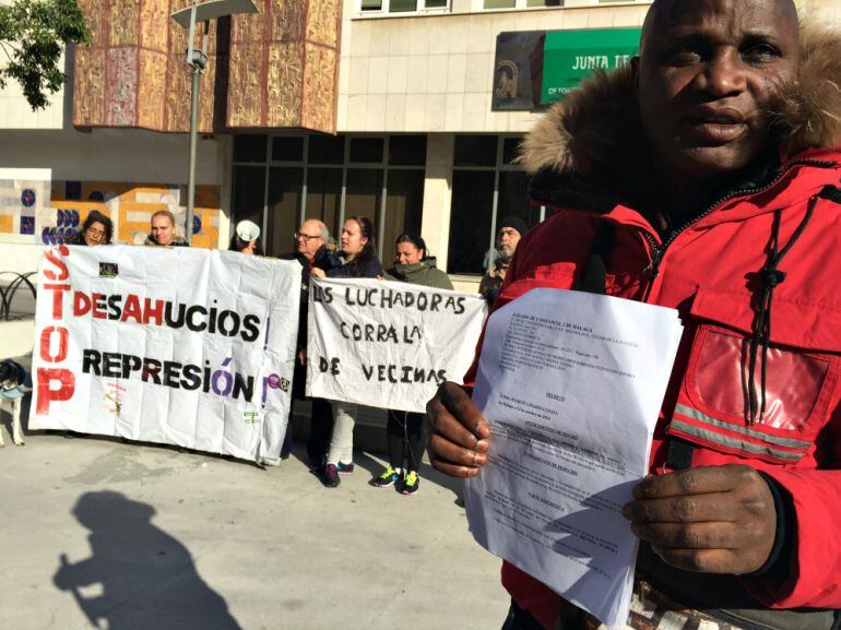 Concentración de Stop Desahucios con miembros de la corrala de &#039;Las luchadoras&#039; y el ciudadano Kenneth Egboka, pendiente de una orden de desahucio