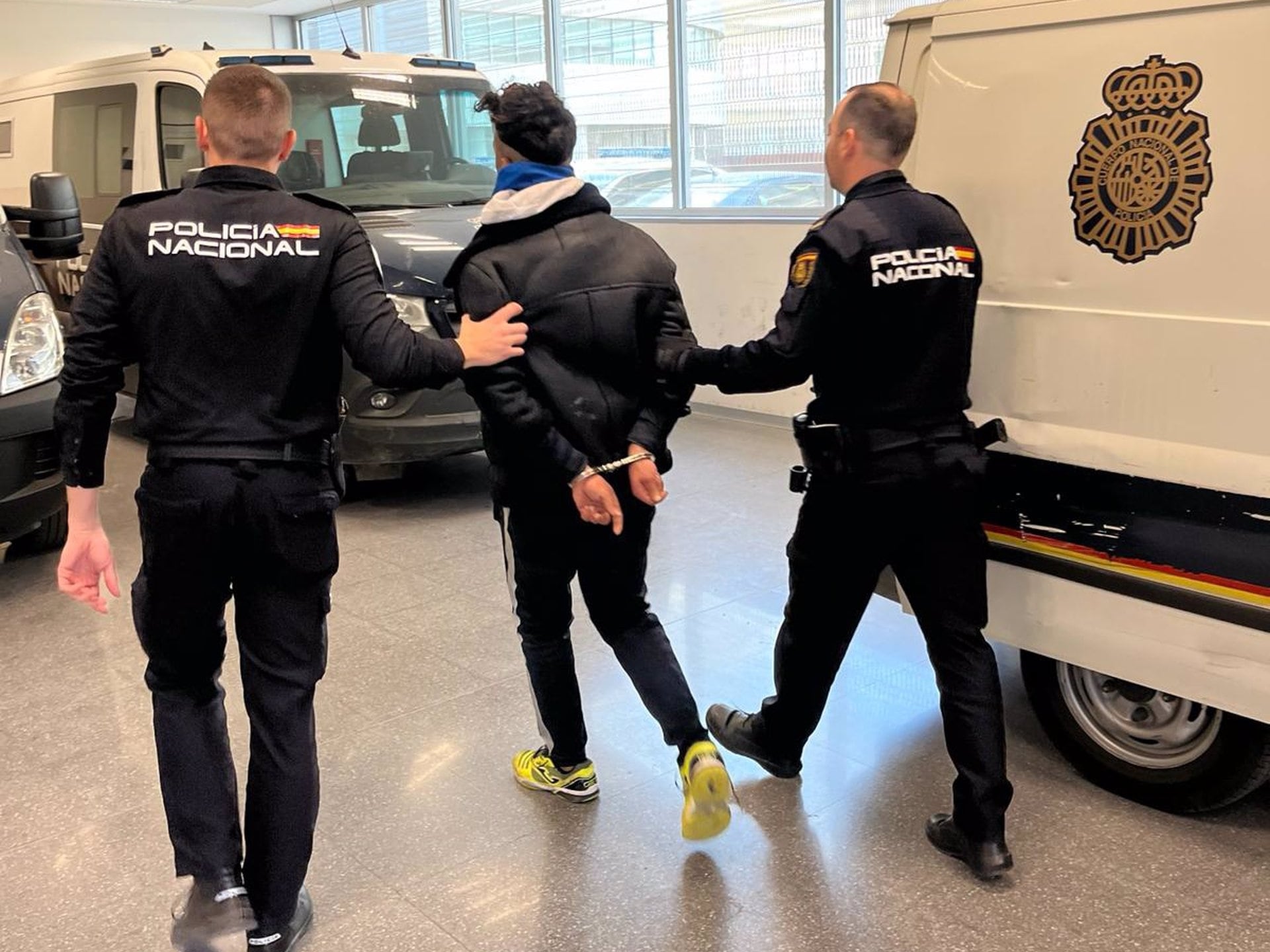 Dos agentes con el detenido en dependencias policiales