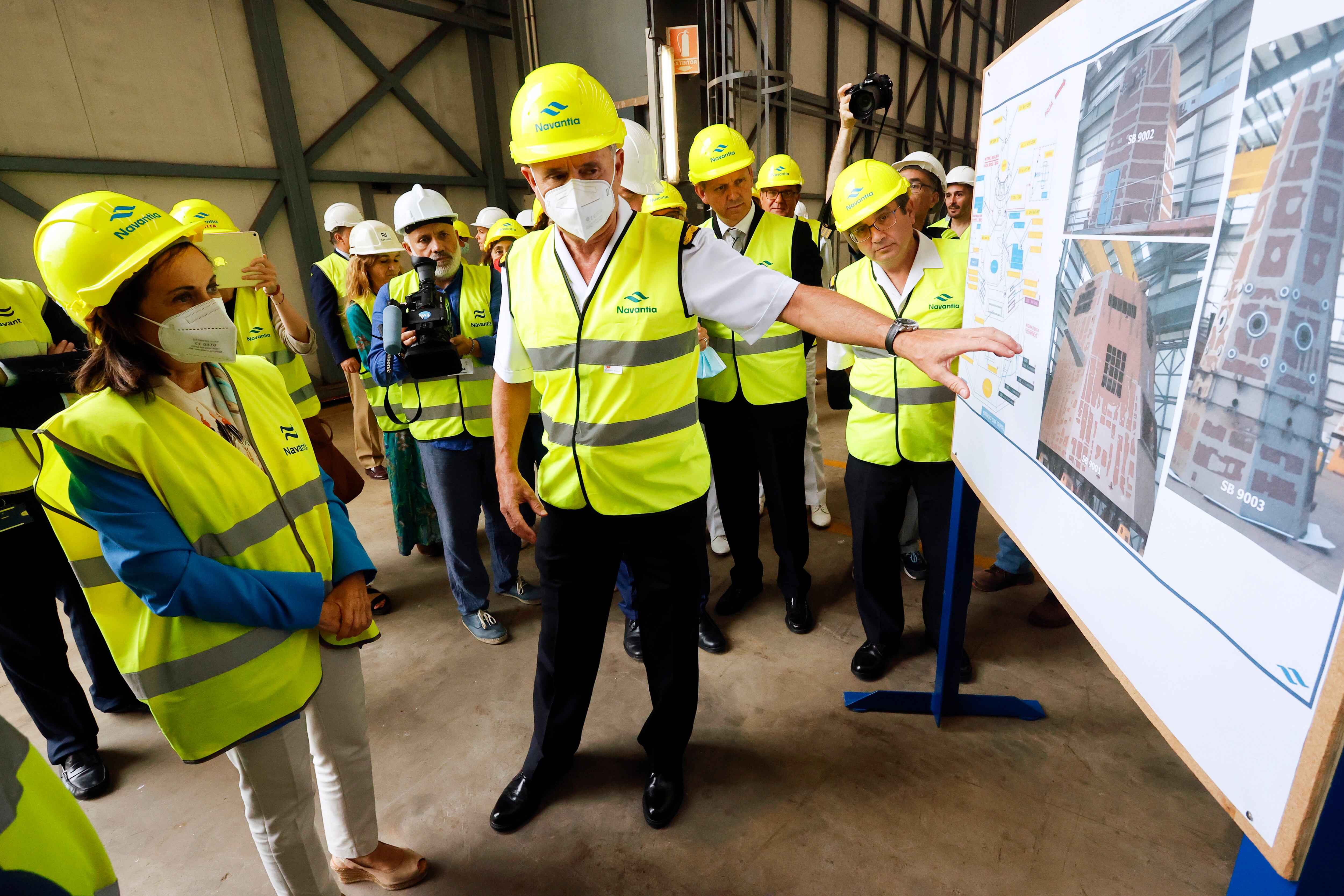 FERROL (A CORUÑA), 28/07/2022.- La ministra de Defensa Margarita Robles (i), visita este jueves el astillero de Navantia en Ferrol (A Coruña) para conocer los avances en el programa de construcción de las fragatas f-110 para al Armada española. EFE/ Kiko Delgado
