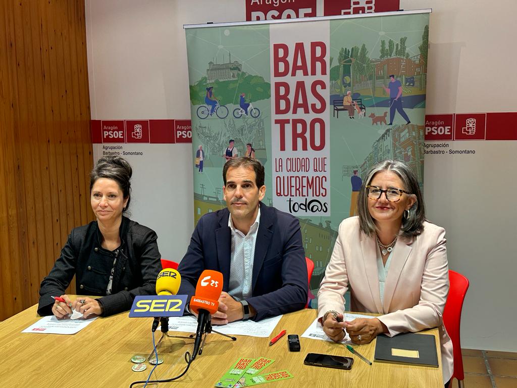 Daniel Gracia, portavoz del PSOE de Barbastro. A su derecha, Raquel Latre; y a su izquierda, Beatriz Celma, concejales.