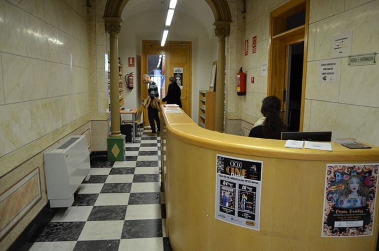 Entrada de la Biblioteca Municipal &quot;Felipe Trigo&quot;