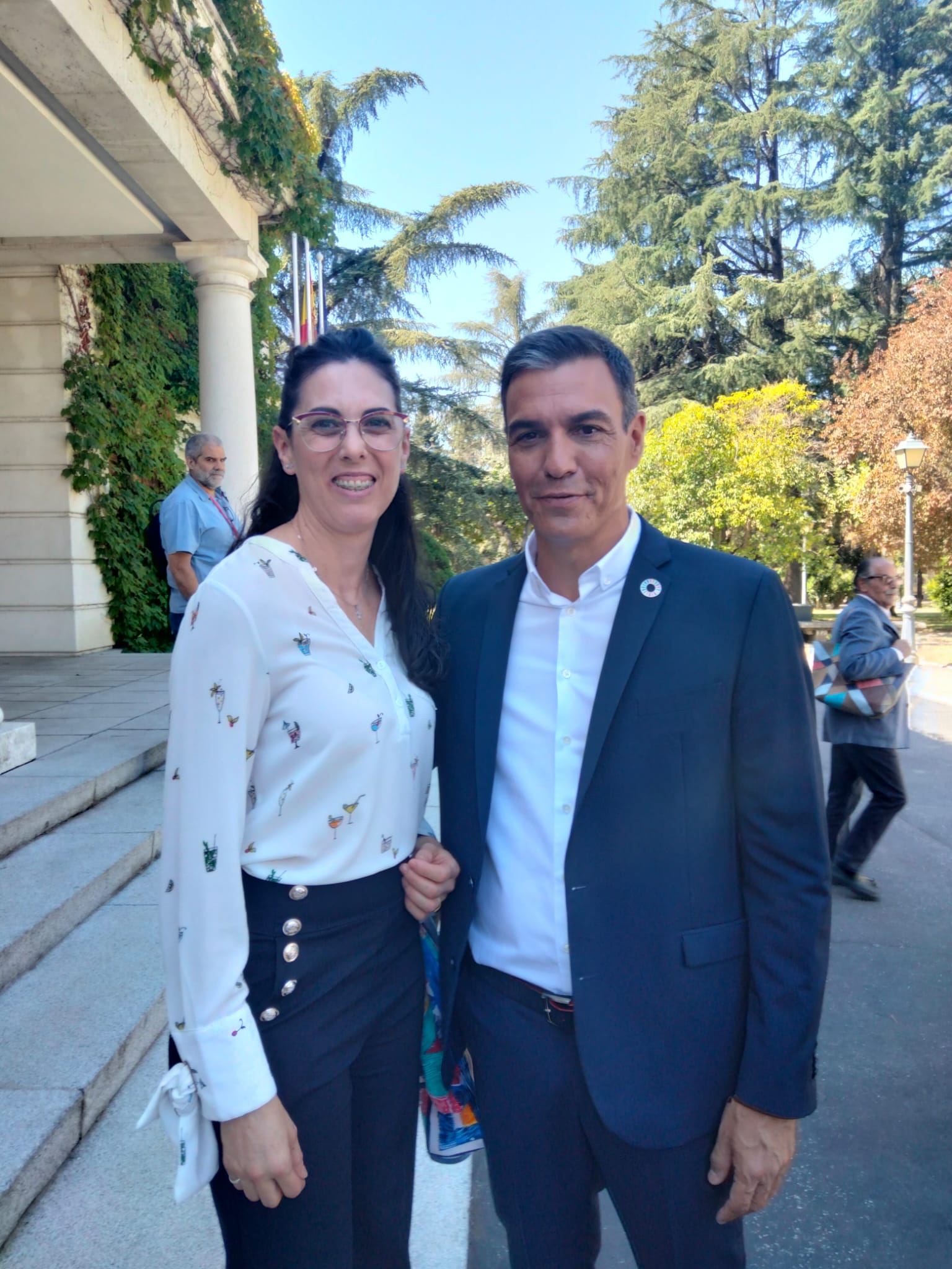 Almudena Novillo junto a Pedro Sánchez tras el acto en Moncloa