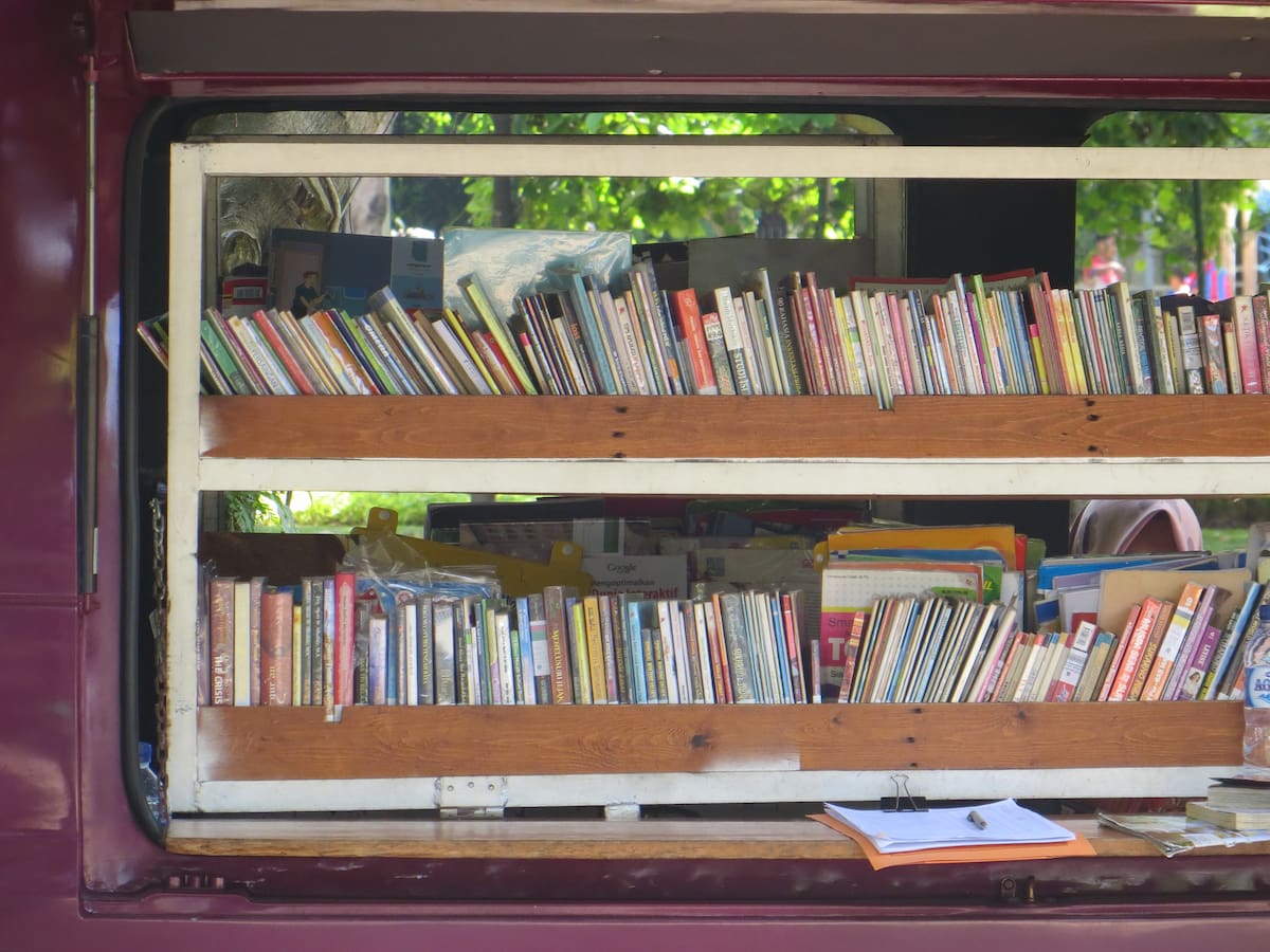 Jose Crespo: 42 años llevando cultura pueblo a pueblo en Zamora con su bibliobús