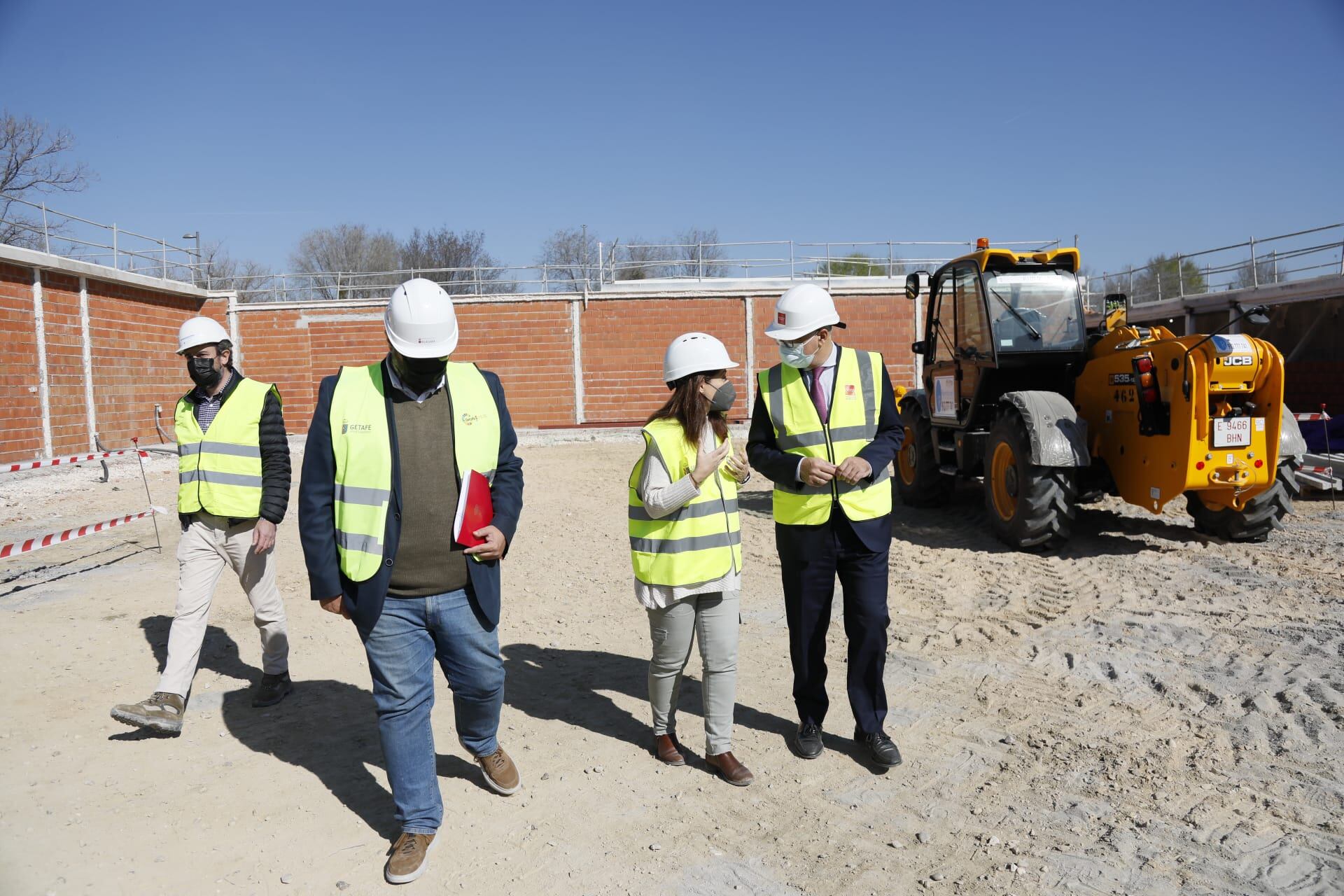 Una de las visitas a las obras del centro acuático por parte de la alcaldesa de Getafe y el consejero de Administración Local