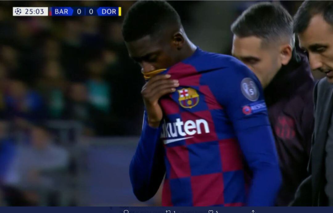 Ousmane Dembélé se retira del césped del Camp Nou