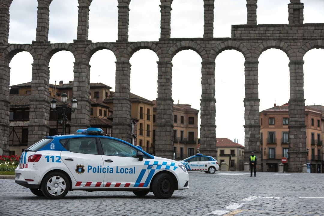 Coches de la policía Local de Segovia en la plaza de la Artillería