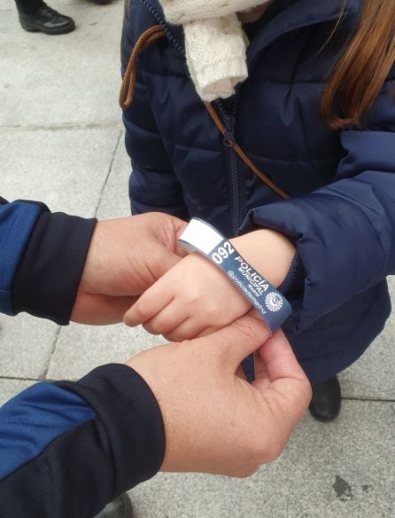 Una de las pulseras que repartirá el Ayto de Madrid