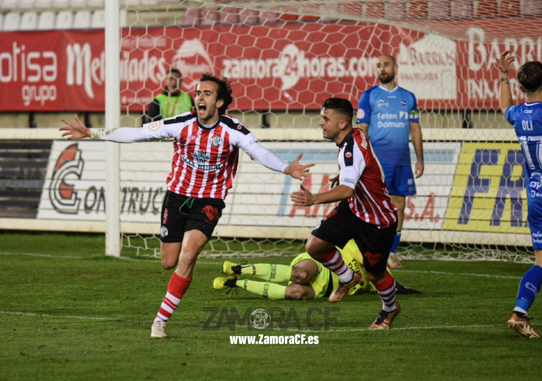 Carlos López celebra el gol de la victoria frente al Laredo.