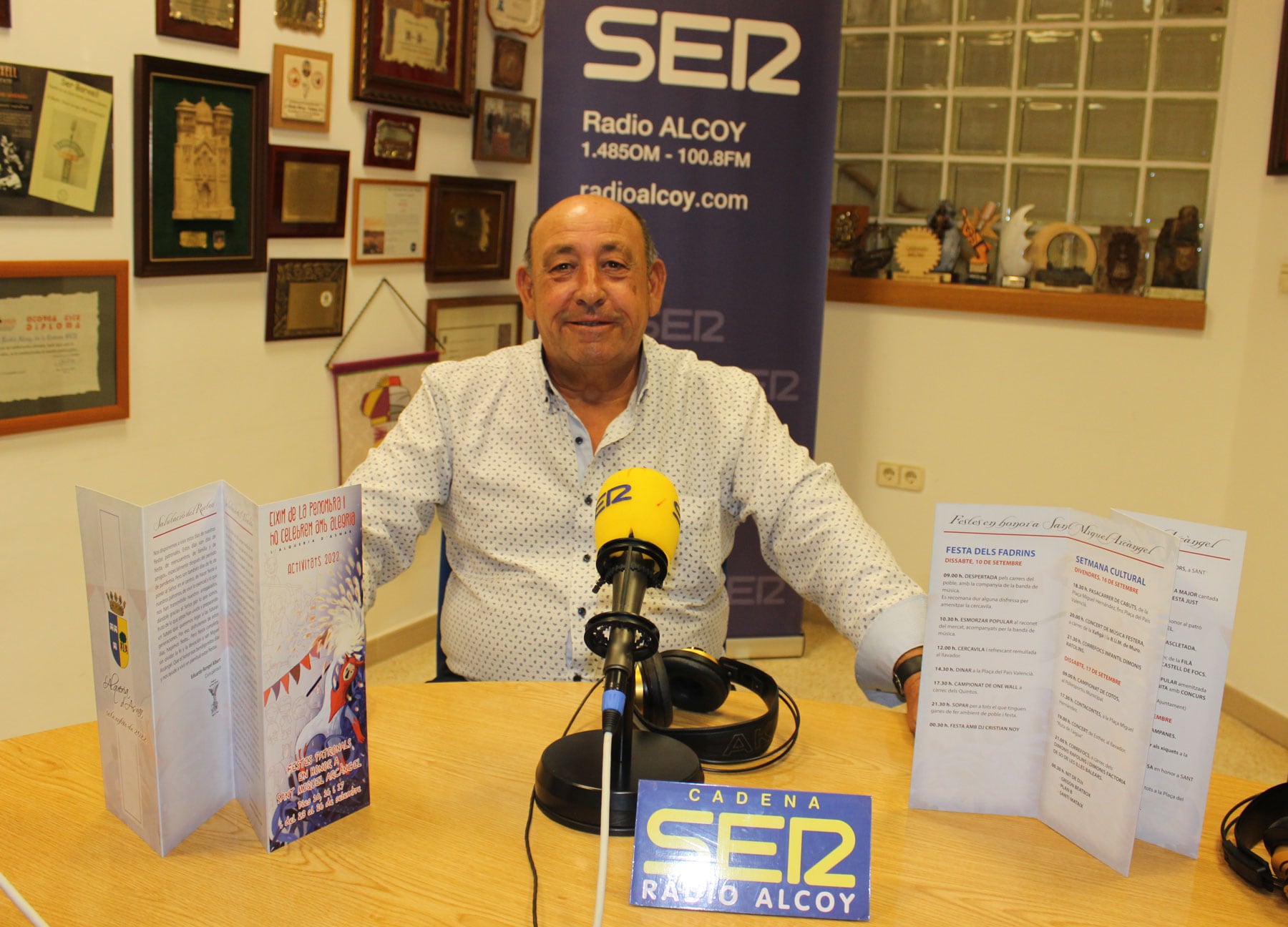 Jaume Pascual, alcalde d'Alqueria, junt a dos programes d'actes de la població