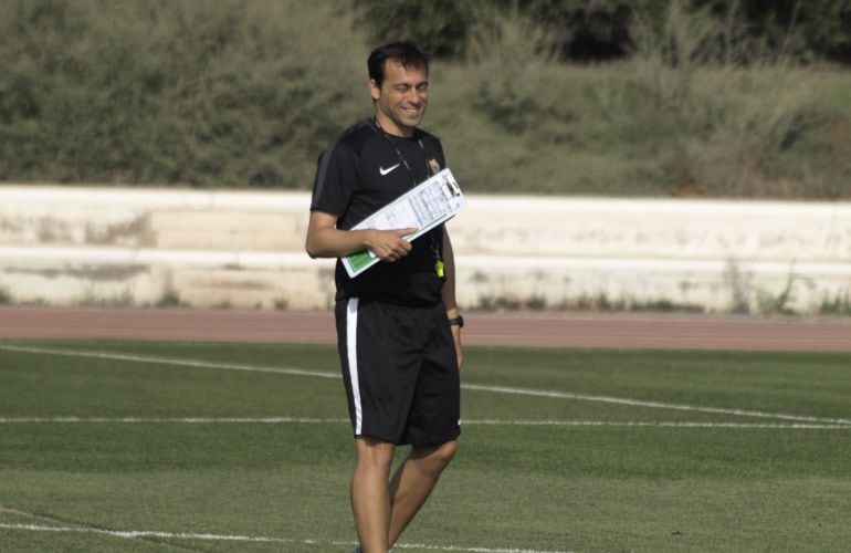 Fran les ha regalado una jornada de playa a sus muchachos.