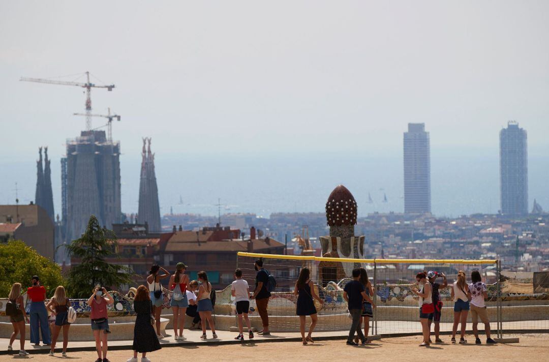 Varios visitantes en el parque Güell de Barcelona este sábado, en el que los 2,8 millones de habitantes de la primera corona del área metropolitana de Barcelona y de las comarcas leridanas del Segrià y la Noguera están llamados a quedarse en casa para intentar contener el rebrote de coronavirus, mientras los alcaldes afectados se reúnen con el Govern para aclarar dudas y sugerir cambios en las restricciones impuestas, que entran en vigor hoy.
