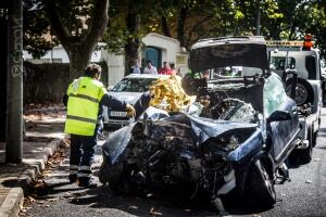 Una grúa retira el coche siniestrado en la Avda. del Faro