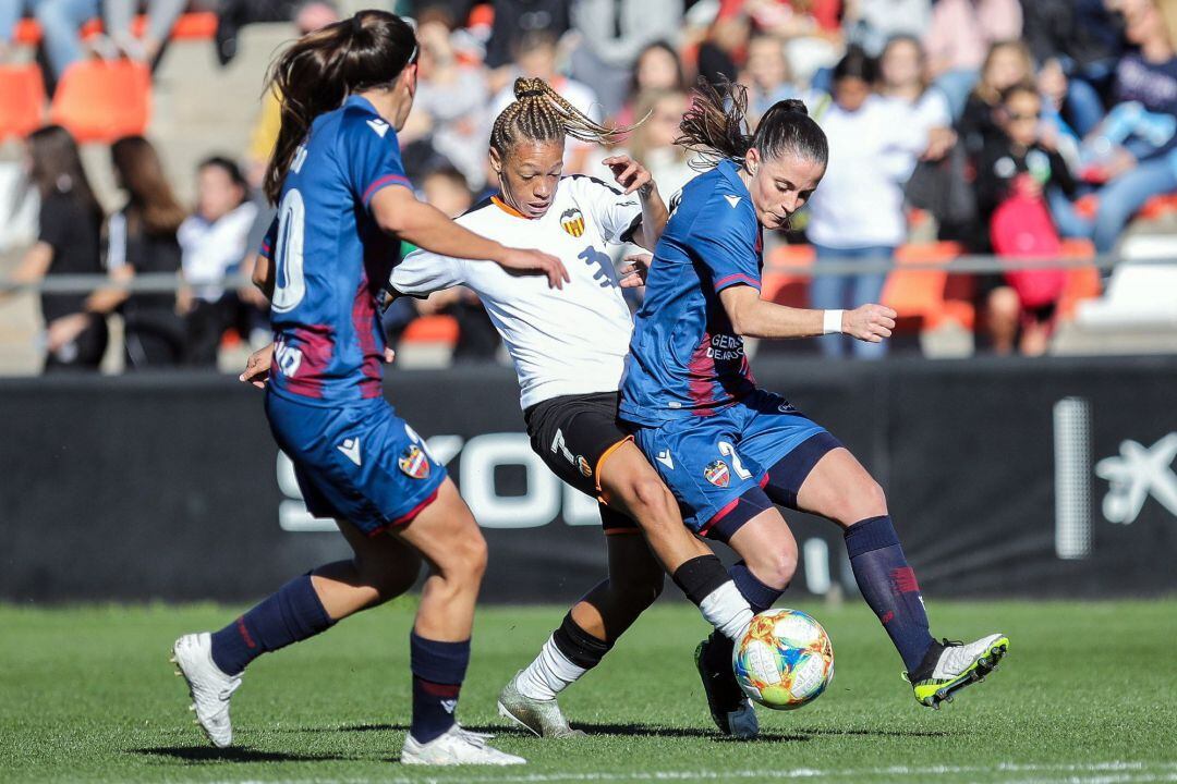 Momento del derbi entre el Valencia y el Levante