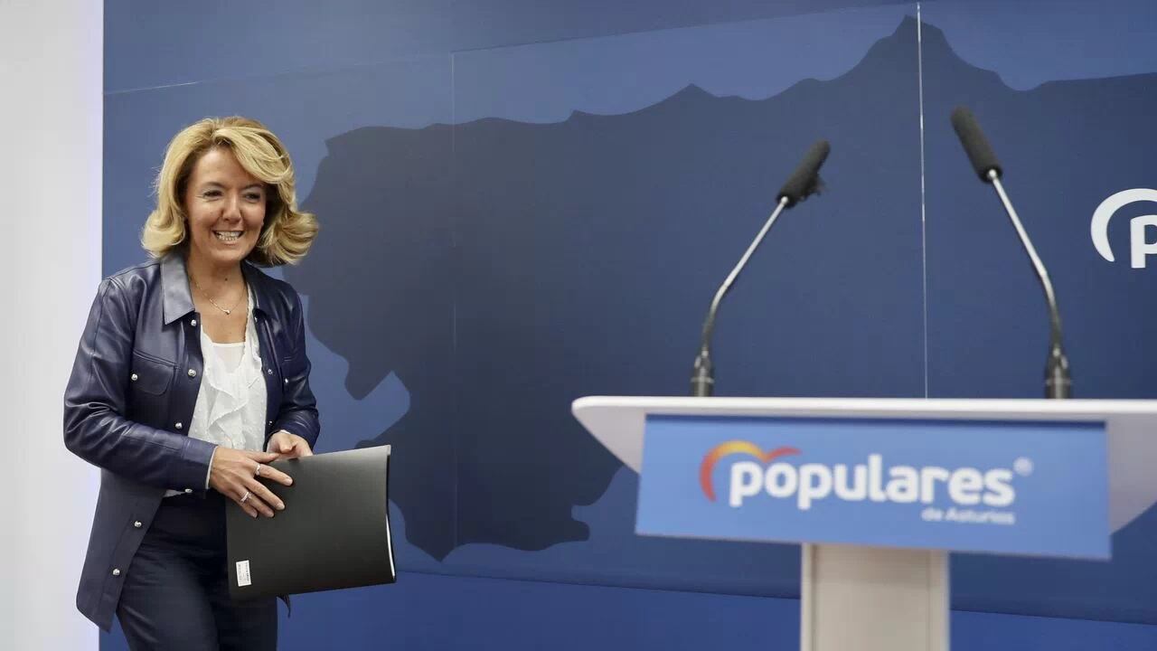 La presidenta del PP de Asturias Teresa Mallada antes de comparecer ante los medios.