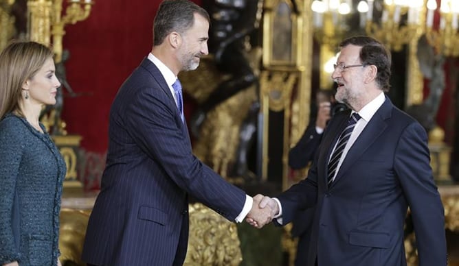 El presidente del Gobierno, Mariano Rajoy,d, saluda al rey Felipe durante la recepción que los monarcas ofrecieron hoy en el Palacio Real con motivo de la celebración de la Fiesta Nacional