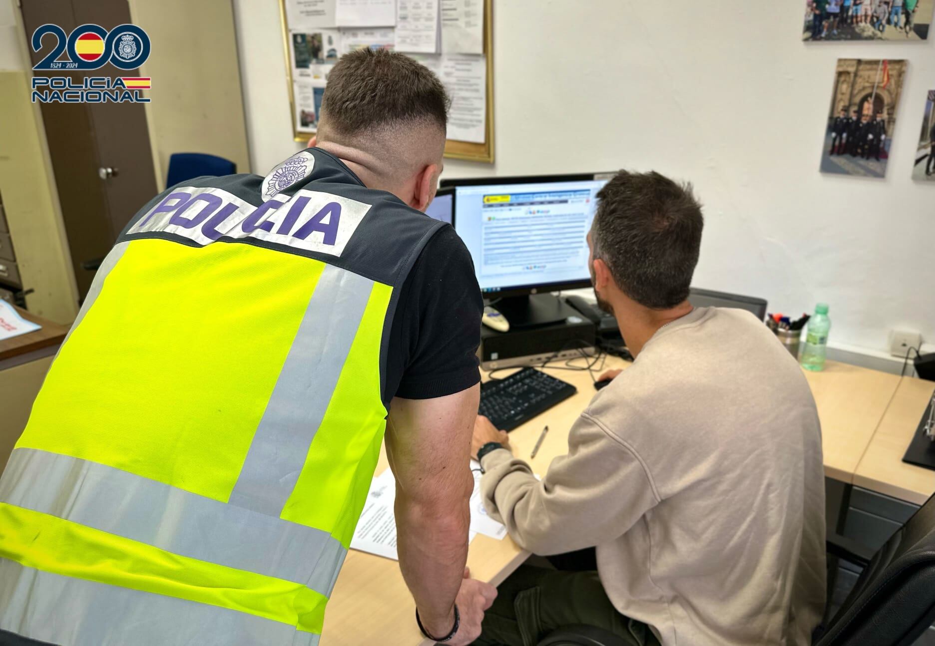 Investigadores de la Policía Nacional de Jaén observando datos en un ordenador