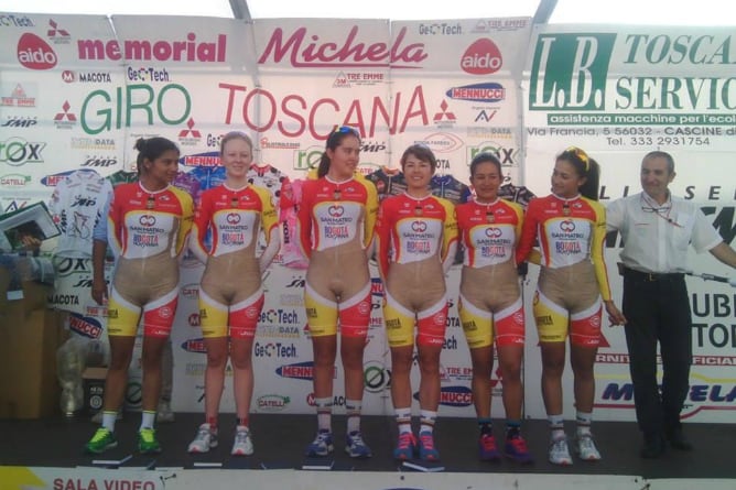 El equipo femenino colombiano, en su prensentación para el Giro de Toscana