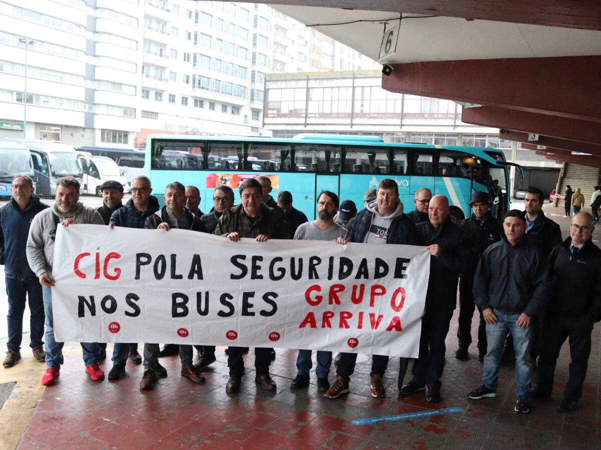 Protesta de los conductores de Arriva en A Coruña por el mal estado de la flota