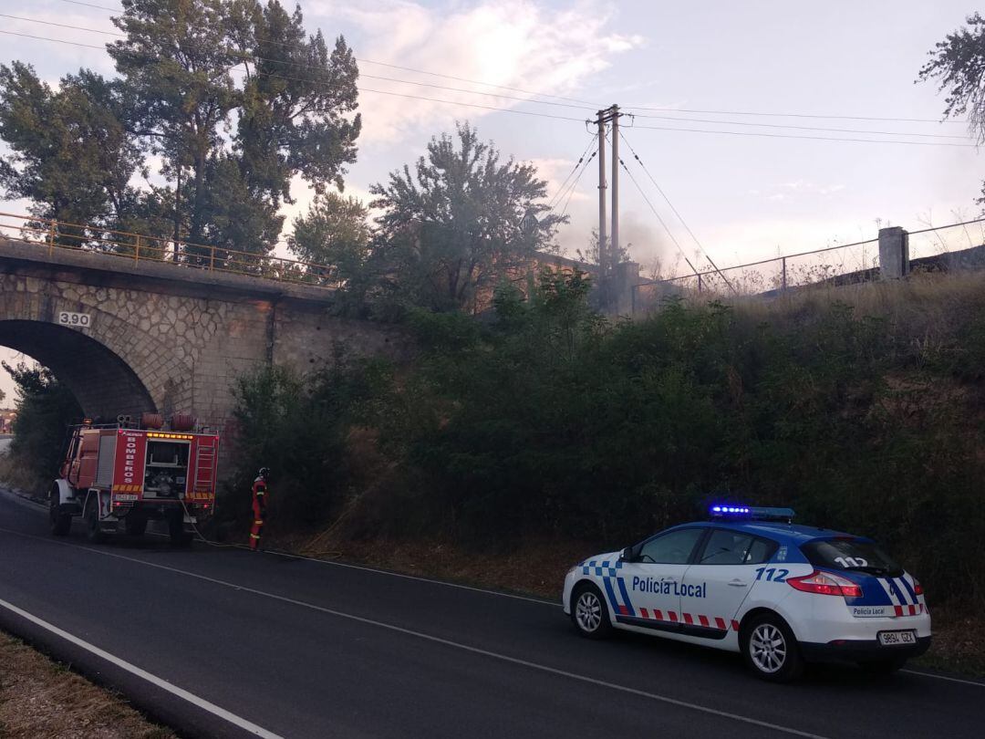 Bomberos y Policía Local se personaron en el lugar del incendio que ha sido rápidamente controlado